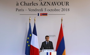 Emmanuel Macron rend hommage à Charles Aznavour dans la cour des Invalides.