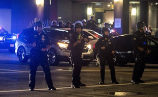 Des manifestations secouent les Etats-Unis après la mort de George Floyd lors d'une interpellation à Mineapolis. Ici, des forces de l'ordre à Los Angeles. Illustration
