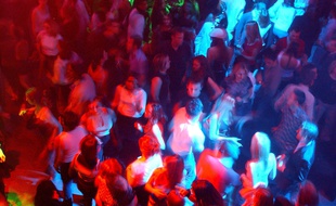 Une soirée en discothèque. Illustration.