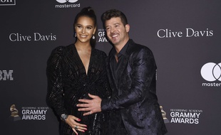 Le mannequin April Love Geary et son fiancé, le chanteur Robin Thicke à Beverly Hills.
