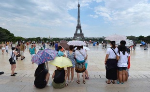 Des touristes devant la Tour Eiffel