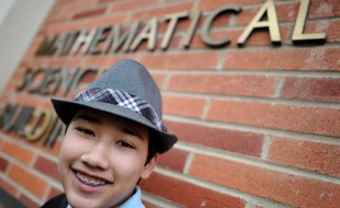 Moshe Kai Cavalin, un mathématicien de 14 ans bientôt diplômé de l'Université de Californie à Los Angeles, n'aime pas qu'on le qualifie de "génie". S'il résoud aujourd'hui les équations les plus complexes, c'est juste parce qu'il n'a "pas perdu de temps".