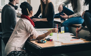 Des étudiants en plein travail.