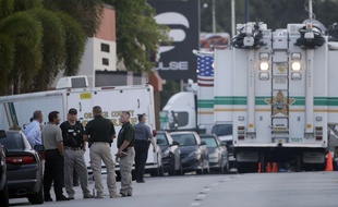 Les enquêteurs, près de la boîte de nuit Pulse à Orlando, le 13 juin 2016, après l'attentat qui a coûté la vie d'une cinquantaine de personnes.
