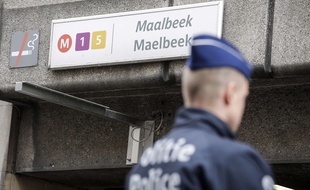 Un policier belge devant l'entrée de la station de métro Maelbeek, à Bruxelles.