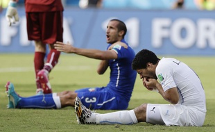 Luis Suarez et Giorgio Chiellini lors d'Italie-Uruguay le 24 juin 2014.