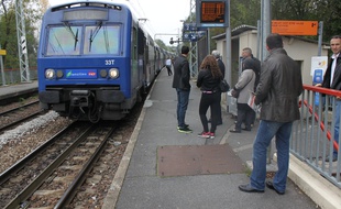 Le 28 octobre 2014, des voyageurs du RER C attendent leur train à la station Gravigny-Balizy.