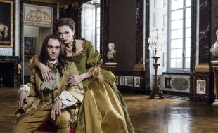 Dans la saison 2, Madame de Montespan (Anna Brewster), la favorite de Louis XIV (George Blagden), gagne en influence sur lui.