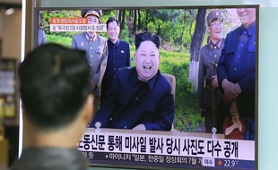 La télévision sud-coréenne montre des images de Kim Jong-un diffusées par le Nord, à Séoul le 22 mai 2017.