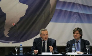 Bruno Le Maire, ministre de l'Agriculture française, (à gauche), donne un discours pendant le groupe de travail sur les matières premières à Buenos AIres, le 19 mai 2011