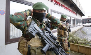 Des soldats belges patrouillant devant une clinique de la région de Bruxelles, le 25 novembre 2015.