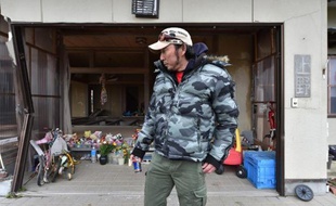Takayuku Ueno pose le 8 mars 2015 devant un autel dressé en hommage à sa famille décédée à la suite du Tsunami, le 11 mars 2011 sur la côte de Minamisoma, à une vingtaine de kilomètres au nord de la centrale de Fukushima