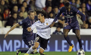 Blaise Matuidi devance Tino Costa, le 12 février 2013 à Valence.
