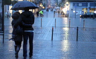 Des experts pensent que le climat breton limite la propagation du coronavirus.Illustration d'un couple marchant sous la pluie à Rennes.