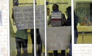 Quatre braqueurs d'une banque située dans le centre du Venezuela, qui avaient fui en ambulance en emmenant des otages, se sont rendus mardi à la police, a annoncé le gouverneur de l'Etat de Guarico.