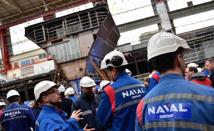 Des techniciens de Naval Group à Lorient le 29 mars 2018.