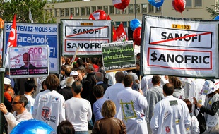Toulouse, le 27 septembre 2012. Jean Luc Melenchon est venu sur le site de Sanofi en soutien aux salaries qui ont plante un erable sur un rond point proche de leur entreprise.