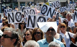 L'Espagne, qui s'enfonce dans la récession et le mécontentement social, semblait incapable lundi de redonner confiance aux marchés, paniqués, qui redoutent la nécessité d'un sauvetage global du pays et un effet domino sur l'Italie.