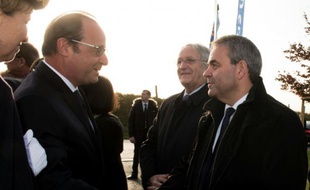 Poignée de mains entre François Hollande et Xavier Bertrand le 1 décembre 2015 in Neuville Saint-Vaast
