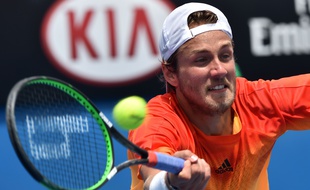 Lucas Pouille a été sorti dès le premier tour de l'Open d'Australie. AFP PHOTO / PAUL CROCK
