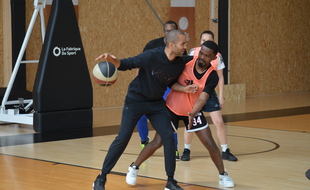 Tony Parker face à Stanis, un membre de l'association Kabubu.