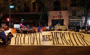 Les ultras du PSG sont venus rendre hommage aux victimes du Bataclan le 13 novembre 2016.