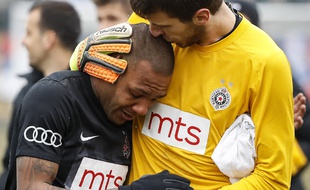 Le gardien du Partizan a tenté de consoler Everton Luiz à la fin du match