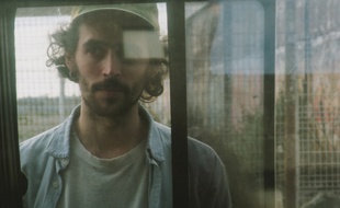 L'artiste alsacien Alex Keiling est devenu The Wooden Wolf en 2013.