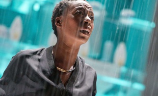 Noma Dumezweni dans le rôle-titre de la pièce «Linda», au Royal Court Theatre, à Londres, le 30 novembre 2015.