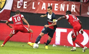Zlatan Ibrahimovic en position de meneur de jeu, le 25 septembre 2013 à Valenciennes.