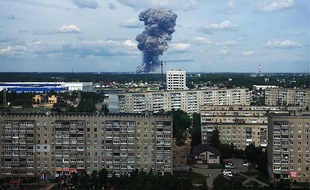 Un nuage de fumée après l'explosion d'une usine en Russie, le 1er juin 2019.