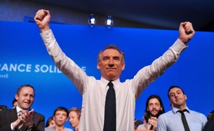 Le candidat centriste à la présidentielle, François Bayrou, s'est dit jeudi l'héritier d'une famille politique comprenant Mendès France, Monory, VGE mais aussi Rocard et Delors lors d'un meeting à Poitiers rassemblant un millier de personnes