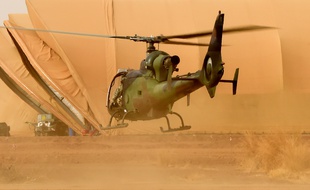 Un hélicoptère français de l'opération Barkhane, dans le nord du Mali, en 2015 (illustration).
