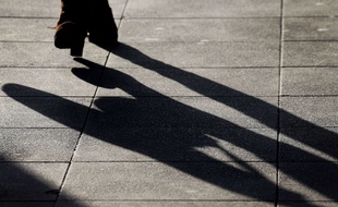 Illustration: une femme marche dans la rue.
