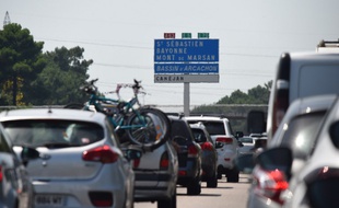 Des automobilistes sur la route des vacances.