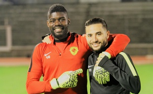 Le gardien de but Jean N'Djalkonog et l'attaquant Farez Brahmia, ici après un succès (2-0) contre Créteil-Lusitanos le 17 mars.