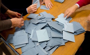 Dépouillement des bulletins de vote après le premier tour des régionales, le 6 décembre 2015 à Nantes
