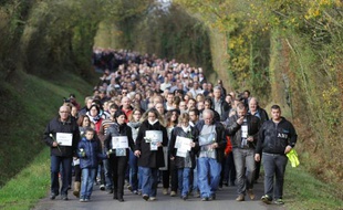 Marche blanche à Saint-Germain-de-Clairefeuille, le 7 novembre 2015 en hommage au routier décédé avec son fils de trois ans dans la dramatique collision qui a fait 43 victimes le 23 octobre à Puisseguin (Gironde)