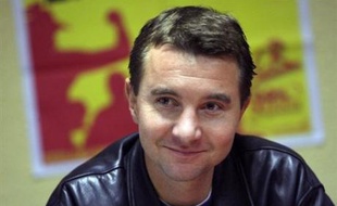 Dans son tour de France pour soutenir les candidats LCR aux municipales et lancer son parti anticapitaliste, Olivier Besancenot s'est arrêté lundi dans le Vaucluse pour rencontrer des ouvriers ou défendre un jeune sans papier sous le coup d'une expulsion.