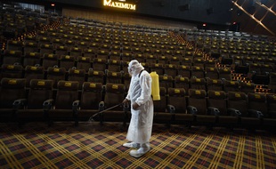 Désinfection d'une salle de cinéma en Inde (illustration)
