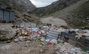 Chaque été pendant deux mois, des centaines de milliers de pèlerins hindous se rendent dans une grotte de l'Himalaya, un site sacré à 3.800 mètres d'altitude dans le Cachemire indien. Et laissent derrière eux quantité de déchets.