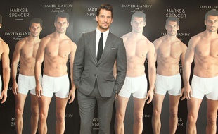 Marks and Spencer va fermer un quart de ses magasins dans le monde, malgré de nombreuses tentatives pour rajeunir son image, comme ici lors de sa collaboration avec le mannequin britannique David Gandy.