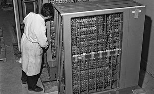 Un ordinateur 704 chez IBM en 1957.