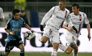 Mathieu Valbuena et Karim Benzema à la lutte lors de Lyon-Marseille le 14 décembre 2008.