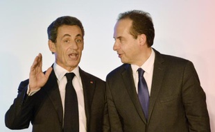 Le président du parti Les Républicains Nicolas Sarkozy (g) et le président de l'UDI Jean-Christophe Lagarde, à Andard, dans le nord-ouest de la France, le 9 novembre 2015