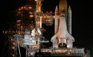 Un problème apparemment similaire avec ces jauges s'était produite pour le lancement de la navette Discovery en juillet 2005. Il avait alors entraîné un retard de 13 jours car la Nasa avait dû, après de multiples tests, ramener la navette de son pas de tir à son garage pour changer le réservoir externe.