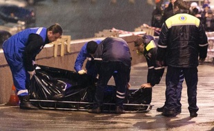 Des enquêteurs transportent, le 28 février 2015 le corps de l'opposant russe Boris Nemstov après son assassinat sur un pont à Moscou près du Kremlin