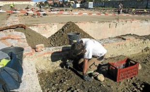 Les fouilles ont permis de déterrer des tonnes d'amphores, des bijoux en bronze, une semelle, objet du quotidien, ou plus rare, un fragment de tablette en bois.
