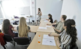 L'Université propose des remises à niveau linguistiques pour les candidats au départ.