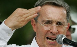 L'échec de l'opération visant à récupérer trois otages des Farc continuait jeudi d'alimenter les spéculations en Colombie, où l'armée a annoncé avoir tué un membre important de la guérilla le jour même du report de la mission humanitaire organisée par le Venezuela.